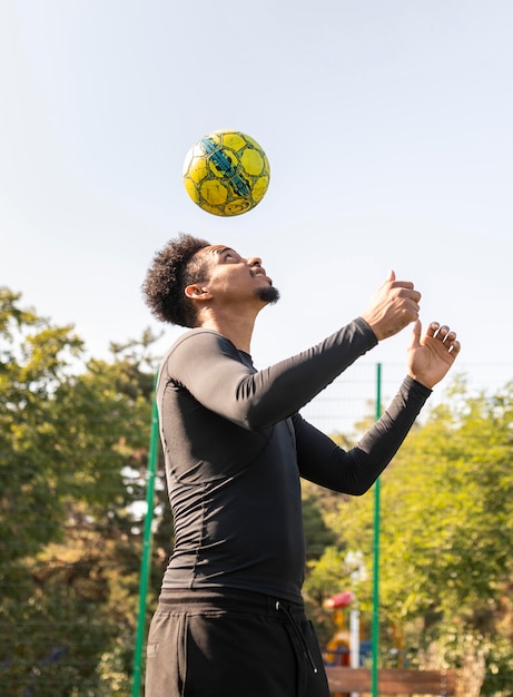 Homme américain africain, jouer football