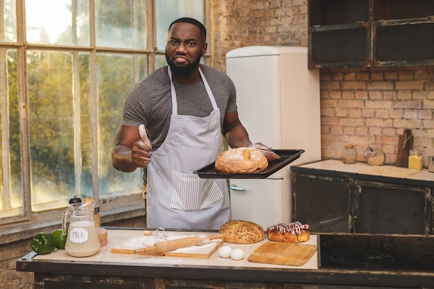 Homme américain africain, porter, tablier, et, cuisson