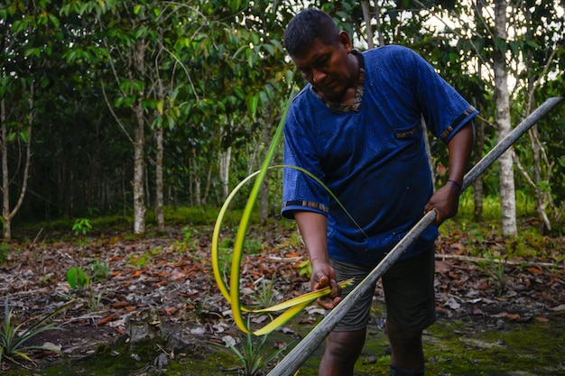 Homme amérindien arrachant les feuilles d'un journal