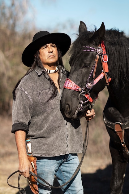 Photo homme amérindien avec son cheval