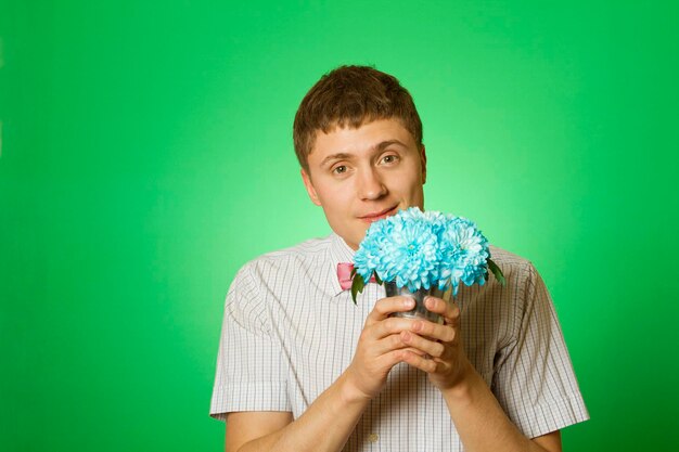 Homme amoureux quotnerdquot avec un bouquet de fleurs