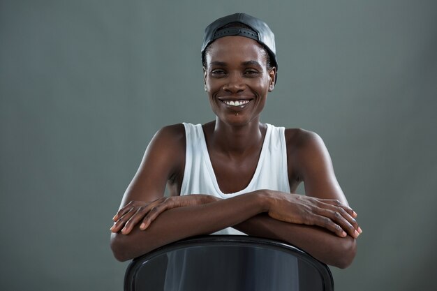 Homme androgyne en cap souriant à la caméra