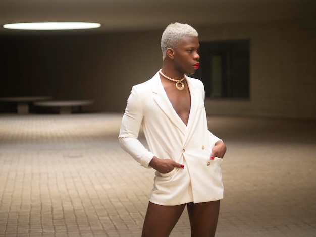 Homme androgyne noir en veste élégante