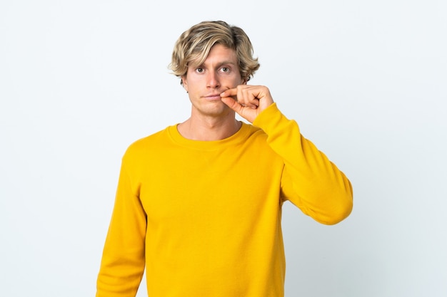 Homme anglais sur fond blanc isolé montrant un signe de geste de silence