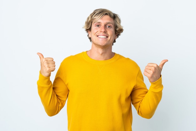 Homme anglais isolé fond blanc avec le pouce en l'air et souriant