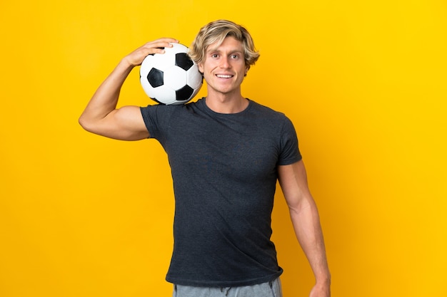 Homme anglais sur jaune avec ballon de foot