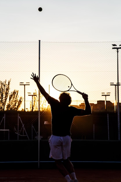 Homme anonyme jouant au tennis sur le court