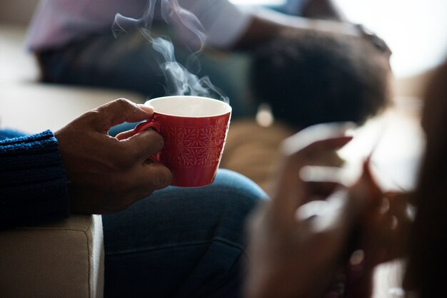 Homme appréciant un café chaud