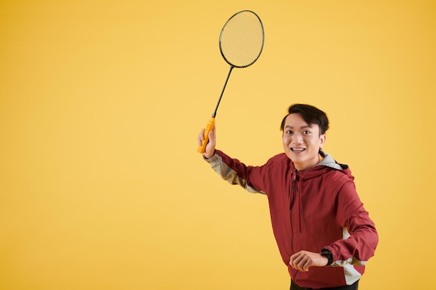 Homme appréciant jouer au badminton