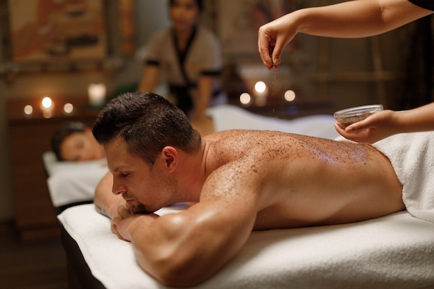 Un homme appréciant le massage balinais