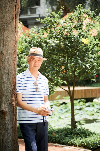 Homme appréciant la photographie de la nature