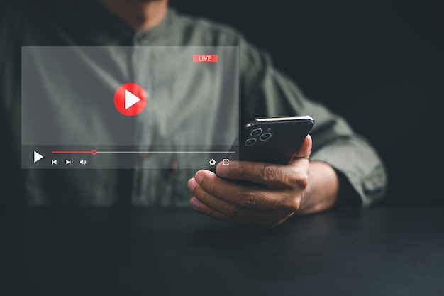 Homme appréciant le streaming vidéo sur écran virtuel avec un smartphone