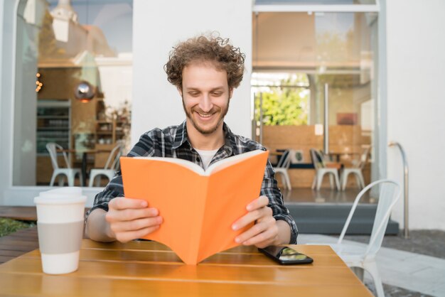 Homme appréciant le temps libre et lisant un livre.