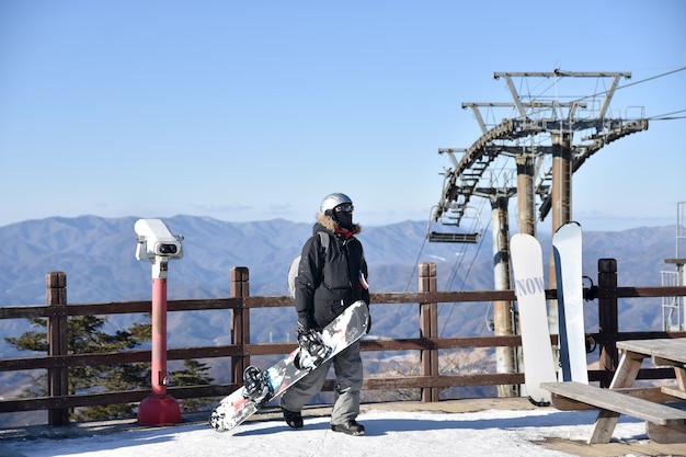 Homme apprenant à skier sur la montagne