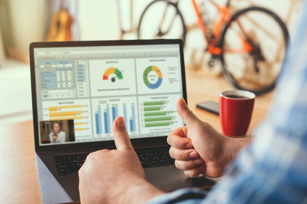 Un homme approuve les statistiques lors d'une conférence en ligne.