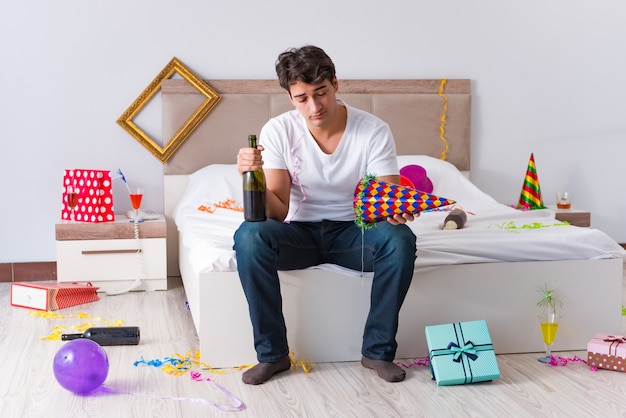 Homme après une fête de Noël à la maison