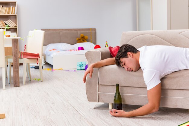 Homme après une fête de Noël à la maison