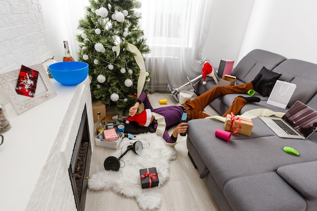 Homme Après Une Grosse Fête De Noël à La Maison