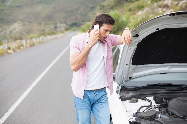 Homme après une panne de voiture