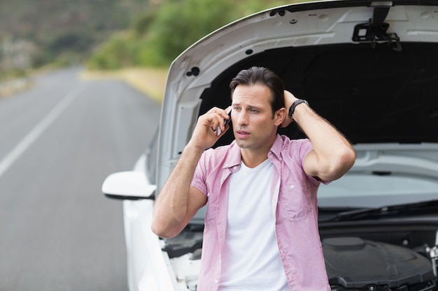 Homme après une panne de voiture