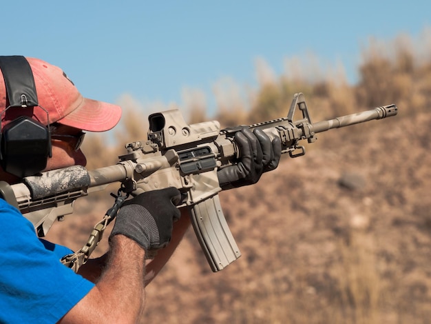 Homme avec AR-15 pratiquant le tir à la cible.