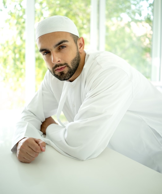 Photo homme arabe au bureau