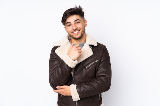Homme arabe dans une veste en cuir