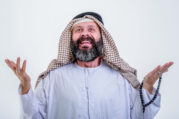 Un homme arabe heureux pose avec des émotions isolées sur fond blanc