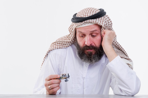 L'homme arabe joue avec un avion jouet