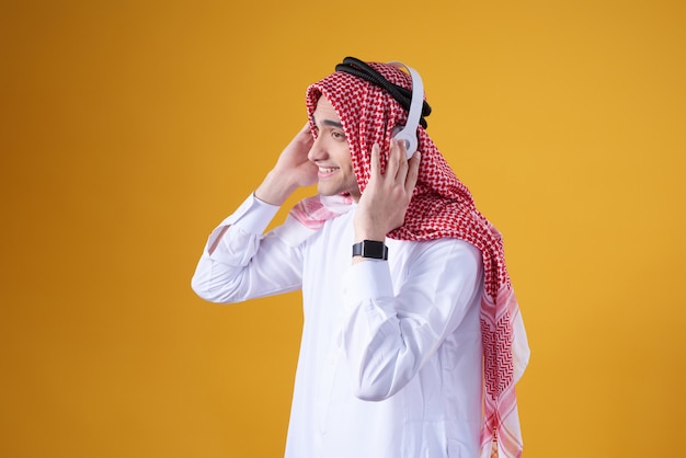 Homme arabe posant en écoutant de la musique isolée.