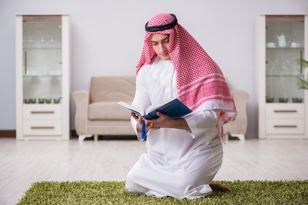 Homme arabe priant à la maison