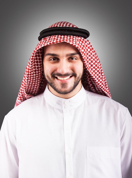 Homme arabe souriant