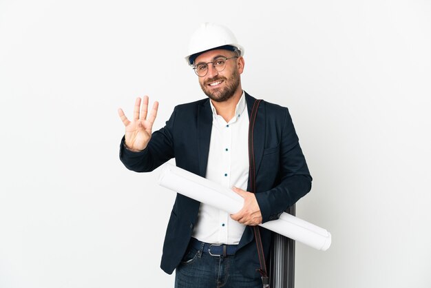 Homme d'architecte avec casque et tenant des plans isolés sur blanc heureux et comptant quatre avec les doigts