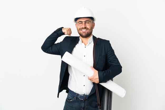 Homme d'architecte avec casque et tenant des plans isolés sur un mur blanc faisant un geste fort