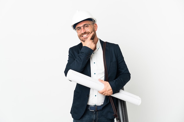 Homme architecte avec casque et tenant des plans isolés