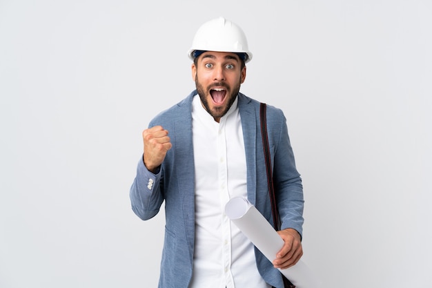 homme d & # 39; architecte avec casque et tenant des plans