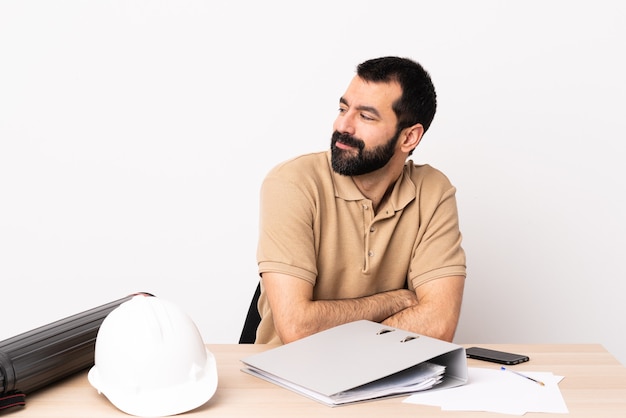 Homme d'architecte caucasien avec barbe dans une table. Portrait.