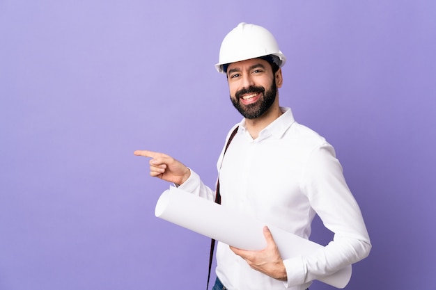 Homme architecte sur mur isolé