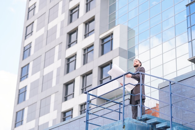 Homme d'architecte avec plan