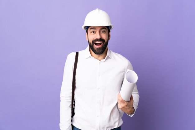 Homme architecte posant avec casque