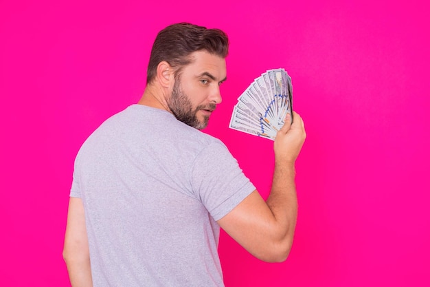 Homme avec de l'argent en espèces Billets en dollars Portrait d'un homme tenant un tas de billets en dollars Billets en dollars crédit banque en ligne Homme riche pointant vers des billets en dollars prêt bancaire épargne financière