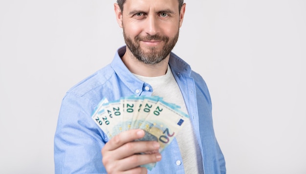 Homme avec de l'argent de salaire en studio mise au point sélective homme avec des billets de banque d'argent de salaire