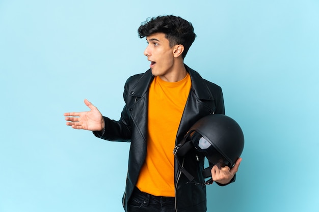 Homme argentin avec un casque de moto avec une expression de surprise tout en regardant côté