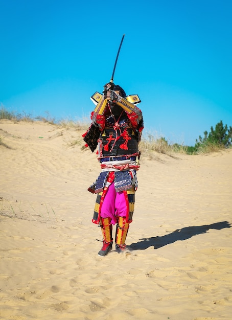 Homme en armure de samouraï avec épée