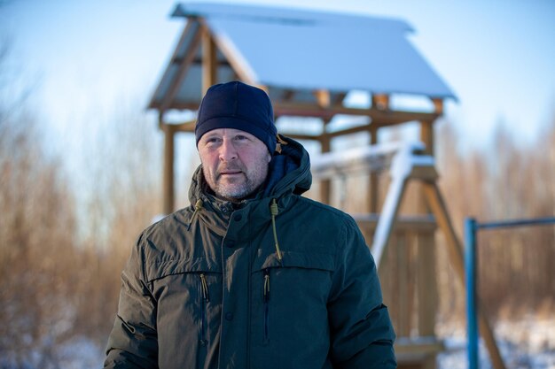 Un homme à l'arrière-plan d'une aire de jeux