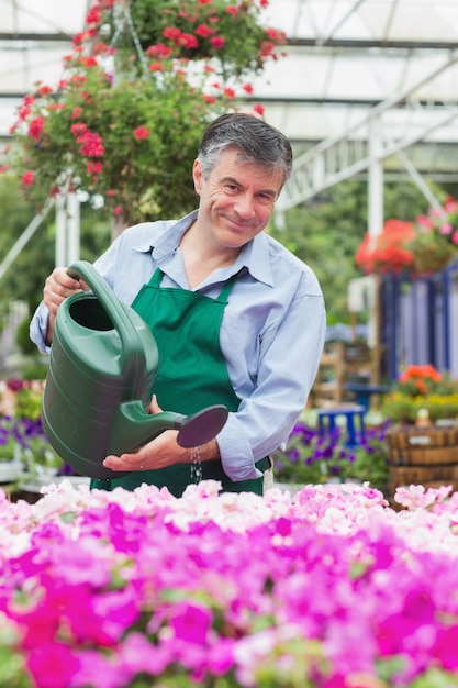 Homme arrosant les plantes