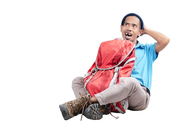 Homme asiatique avec un bonnet assis avec son sac à dos