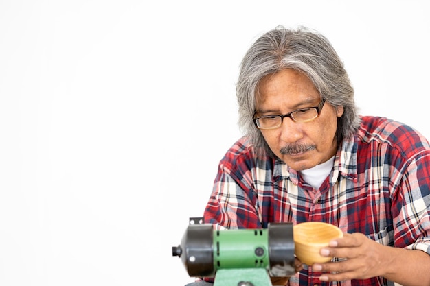 Homme asiatique charpentier travaillant sur le travail du bois dans un atelier de menuiserie Charpentier travaillant sur l'artisanat du bois à l'atelier matériaux de construction meubles en bois