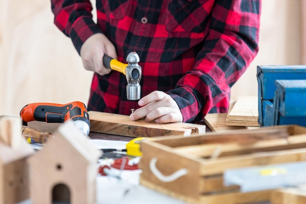 Homme asiatique charpentier travaillant sur le travail du bois dans un atelier de menuiserie Charpentier travaillant sur l'artisanat du bois à l'atelier matériaux de construction meubles en bois