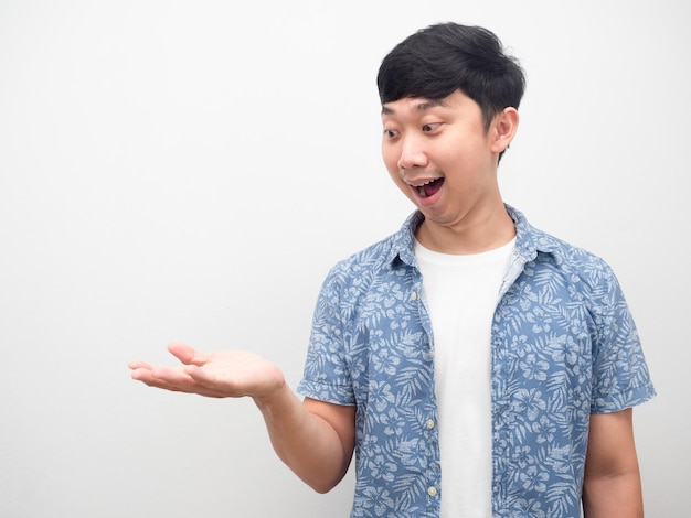 Homme asiatique chemise bleue montrer la main vide jusqu'à l'espace de copie d'émotion excitée